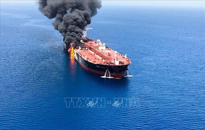 Khói lửa bốc ngùn ngụt trên tàu chở dầu được cho là bị tấn công ngoài khơi vùng Vịnh Oman ngày 13/6/2019. Ảnh: AFP/TTXVN