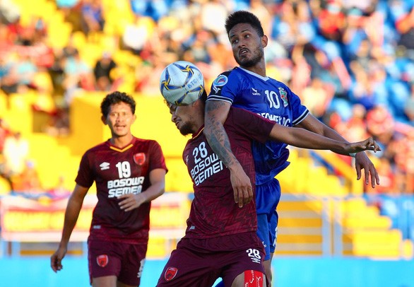 Tiền đạo Wander Luiz (phải) gặp nhiều khó khăn trước hàng thủ PSM Makassar - Ảnh: QUANG NGUYỄN