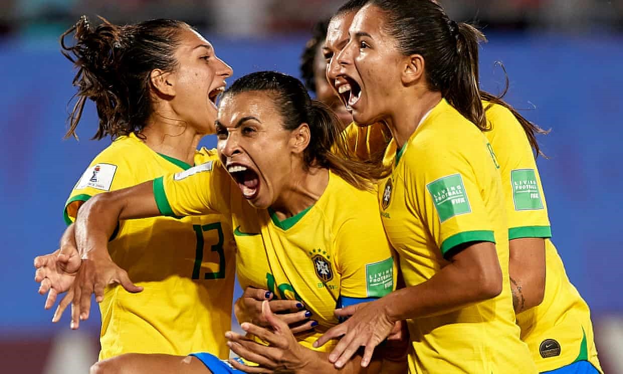 Marta và các đồng đội ở Brazil sau khi đánh bại tuyển Italy, trở thành người lập công nhiều nhất trong lịch sử FIFA World Cup. Ảnh: theguardian.com