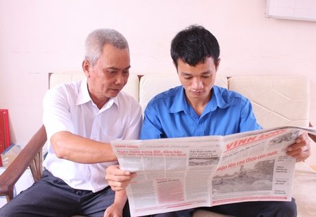 Ông Nguyễn Văn Sứ (trái) cho rằng đọc báo Đảng rất bổ ích.