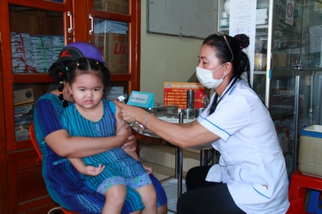 Trẻ em tiêm chủng vắc xin sởi- rubella tại Trạm Y tế Phường 2 (TP Vĩnh Long) vào sáng 20/6/2019.