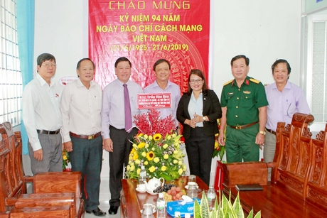 Bí thư Tỉnh ủy- Trần Văn Rón thăm, tặng hoa chúc mừng tập thể lãnh đạo, cán bộ, phóng viên Báo Vĩnh Long.