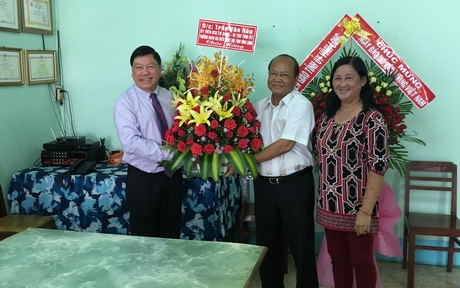 Chủ tịch Hội Nhà báo Việt Nam tỉnh Vĩnh Long Lê Quang Nguyên nhận hoa chúc mừng từ Bí thư Tỉnh ủy- Trần Văn Rón.