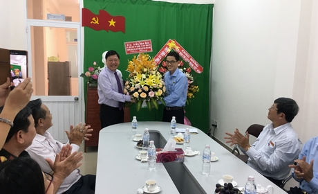 Bí thư Tỉnh ủy- Trần Văn Rón tặng hoa, chúc mừng Cơ quan thường trú Thông tấn xã Việt Nam tại tỉnh Vĩnh Long