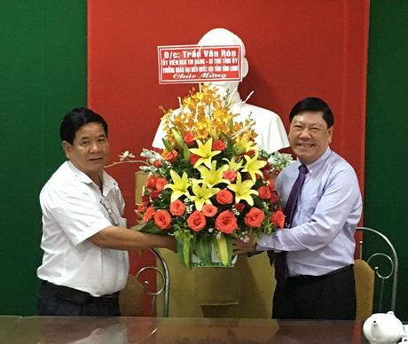 Chủ tịch Hội Văn học Nghệ thuật tỉnh- Hứa Văn Chiến nhận hoa chúc mừng từ Bí thư Tỉnh ủy- Trần Văn Rón.