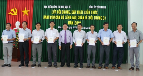 Bí thư Tỉnh ủy- Trần Văn Rón trao giấy chứng nhận hoàn thành khóa học cho các học viên.