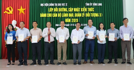 Trưởng Ban Tuyên giáo Tỉnh ủy- Nguyễn Bách Khoa trao giấy chứng nhận hoàn thành khóa học cho các học viên.