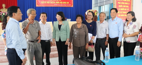  Phó Chủ tịch nước- Đặng Thị Ngọc Thịnh trao đổi với cử tri TP Vĩnh Long.