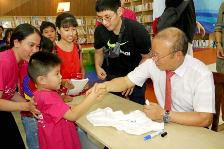 Ông Park lần lượt ký tặng cho các em nhỏ của Trung tâm Việt - Hàn chung tay chăm sóc, đang xếp hàng dài chờ đợi.