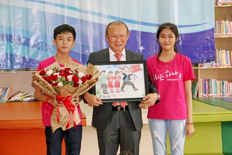 Thiếu nhi Cần Thơ  gửi tặng ông Park bức tranh ý nghĩa với hình ảnh HLV Park Hang Seo đã tạo “dấu mốc” Việt Nam- Hàn Quốc.