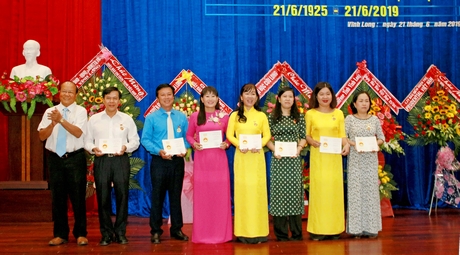 Nhà báo Lê Quang Nguyên (bìa trái)- trao Kỷ niệm chương Vì sự nghiệp báo chí cho các nhà báo.