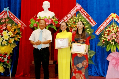 Trao giấy khen cho các tác giả đạt Giải Báo chí quốc gia.