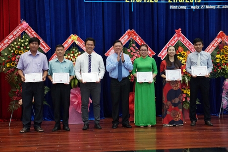 Bí thư Tỉnh ủy- Trần Văn Rón trao giải nhất cho các tác giả.