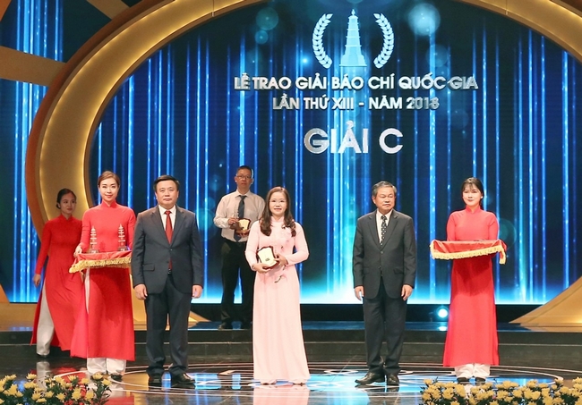 Nhà báo Cao Huyền đại diện nhóm tác giả Báo Vĩnh Long nhận giải C, Giải Báo chí quốc gia lần thứ 13 năm 2018.