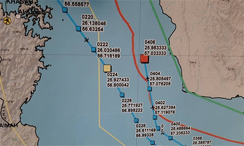 Vị trí máy bay không người lái của Mỹ nhận cảnh báo từ Iran (ô vuông màu vàng) và vị trí nó bị bắn hạ (ô vuông màu đỏ). Ảnh: Twitter.