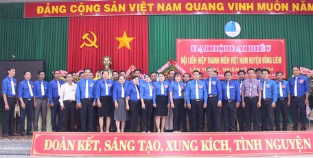 Ủy ban Hội LHTN Việt Nam huyện Vũng Liêm nhiệm kỳ 2019- 2024 chụp ảnh với đại biểu
