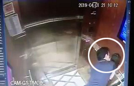  Nguyễn Hữu Linh có hành vi ôm hôn bé gái trong thang máy. Ảnh cắt từ clip.