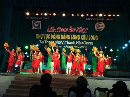 Liên hoan âm nhạc Đồng bằng sông Cửu Long là dịp để các nghệ sỹ gặp gỡ, trao đổi kinh nghiệm nghề nghiệp. Ảnh: Hội Nhạc sỹ Việt Nam.