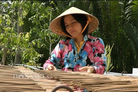  Chị Đào thu mua lá quao khô tại chỗ với giá 20.000 đồng/kg. Ảnh: M.A.