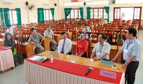 Bí thư Tỉnh ủy- Trần Văn Rón đến thăm điểm thi Trường THPT Lưu Văn Liệt.