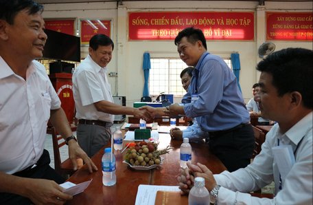 Chủ tịch UBMTTQ Việt Nam tỉnh Vĩnh Long Lê Quang Đạo thăm hỏi, động viên cán bộ, giáo viên, giám thị làm công tác thi tại THPT Trà Ôn.