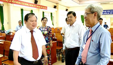 Chủ tịch UBND tỉnh thăm điểm thi THPT Võ Văn Kiệt.