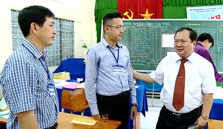 Phó Bí thư Tỉnh ủy, Chủ tịch UBND tỉnh- Nguyễn Văn Quang đến thăm điểm thi THPT Nguyễn Hiếu Tự.