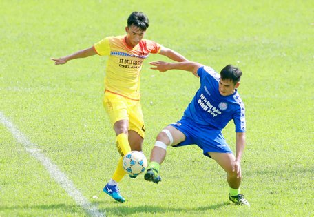 Trận bóng đá giao hữu trên sân vận động Long Hồ, giữa CLB You and Me Vĩnh Long (áo vàng) thắng Ô Môn (Cần Thơ) 4-2.