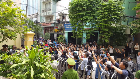 Ông Nguyễn Hữu Linh rời tòa trong vòng vây báo chí. Ảnh: M.HOA