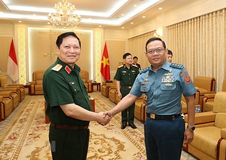 Đại tướng Ngô Xuân Lịch tiếp Phó Đô đốc Agus Setiadji. (Ảnh: Dương Giang/TTXVN)