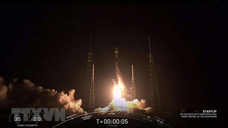 Tên lửa Falcon 9 mang theo 60 vệ tinh trong dự án Starlink của SpaceX rời bệ phóng ở bang Florida, Mỹ ngày 23/5/2019. Ảnh minh họa. (Nguồn: AFP/TTXVN)