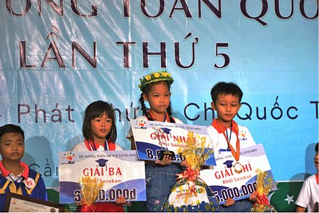 Em Cao Quỳnh Trâm (giữa) ngoài việc nhận cúp, huy chương, học bổng còn có phần thưởng là cặp vé khứ hồi dự thi Toán trí tuệ quốc tế tổ chức tại Thái Lan vào tháng 12/2019.