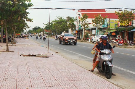 Hệ thống vỉa hè, cống thoát nước đường Nguyễn Văn Thảnh được đầu tư giúp đô thị Bình Minh thêm khang trang.