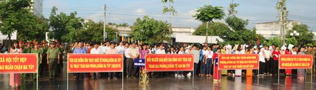 Đông đảo cán bộ công chức, đoàn viên, thanh niên, sinh viên, học sinh và người dân huyện Tam Bình dự lễ mít tinh.