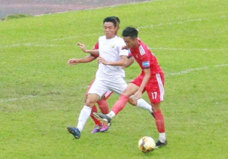 Pha tranh bóng trong trận đội Vĩnh Long (áo đỏ) thua An Giang 1-2.