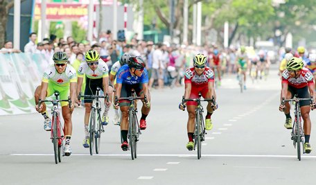 Các VĐV từng tranh tài tại Giải Xe đạp nam toàn quốc ĐBSCL mùa giải 2018, chặng đua vòng quanh đại lộ Hòa Bình (TP Cần Thơ).