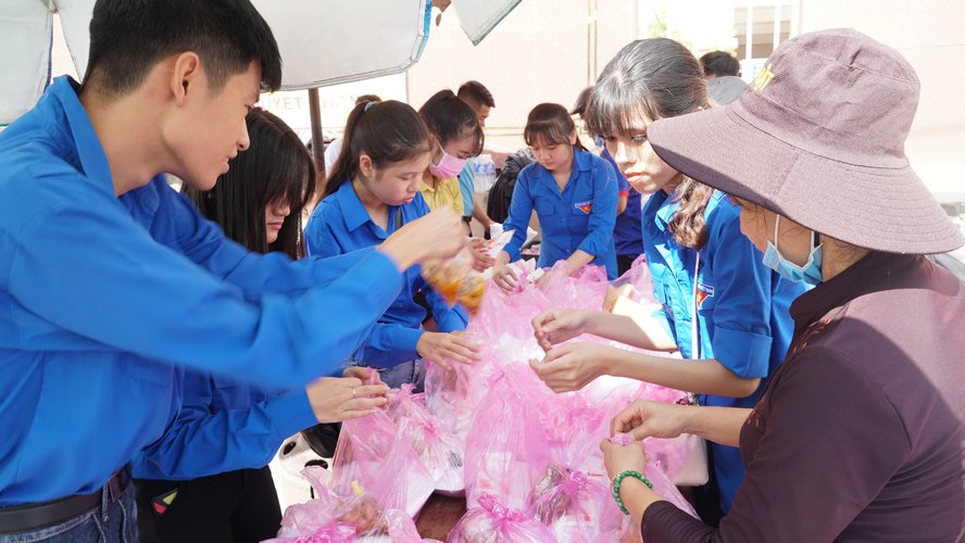 Các em học sinh Trường THPT Lưu Văn Liệt và các tình nguyện viên chuẩn bị phát cơm cho thí sinh