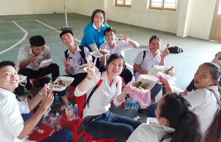 Nụ cười trong bữa cơm trưa được tặng của thí sinh tại điểm thi THPT Song Phú (Tam Bình).