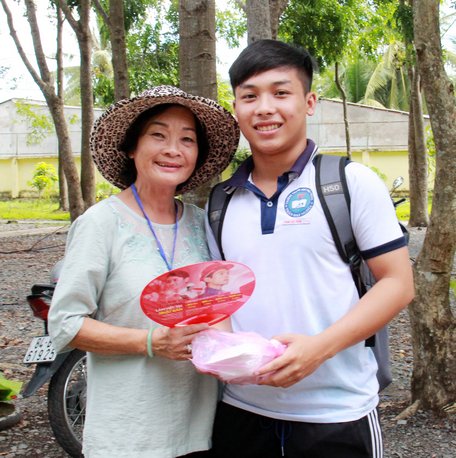 Cô Quách Thanh Vân tuy hơn 70 tuổi nhưng vẫn đến từng điểm thi tặng cơm cho thí sinh.