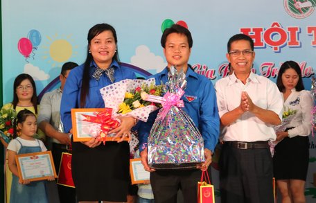 BTC trao giải nhất cho đội thi đơn vị Tỉnh đoàn Vĩnh Long.