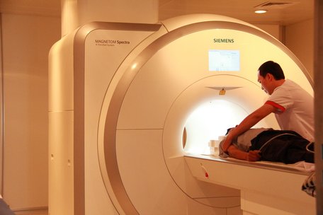 Máy MRI 3T có thể chụp được hệ thống mạch máu não mà không cần bơm thuốc tương phản, sẽ không có nguy cơ sốc thuốc hay dị ứng thuốc.  Ảnh: THÚY QUYÊN
