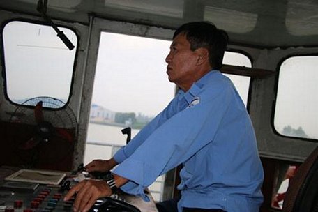  Chuyến phà cuối cùng của người lái phà Vàm Cống - ông Nguyễn Văn Lộc Ảnh: TÂM MINH