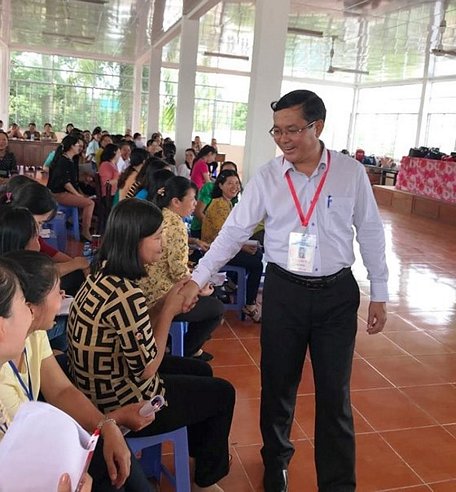 Thứ trưởng Bộ GD-ĐT Nguyễn Văn Phúc động viên, nhắc nhở cán bộ chấm thi ở tỉnh Bến Tre thực hiện nghiêm túc, đúng quy định 
