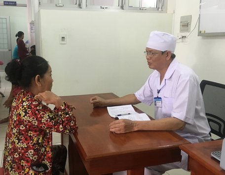 Người dân có BHYT khám, chữa bệnh tại Bệnh viện Tâm thần Vĩnh Long.
