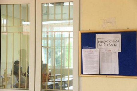  Phòng chấm thi môn ngữ văn tại Hội đồng thi tỉnh Bắc Giang. Ảnh: THANH HÙNG