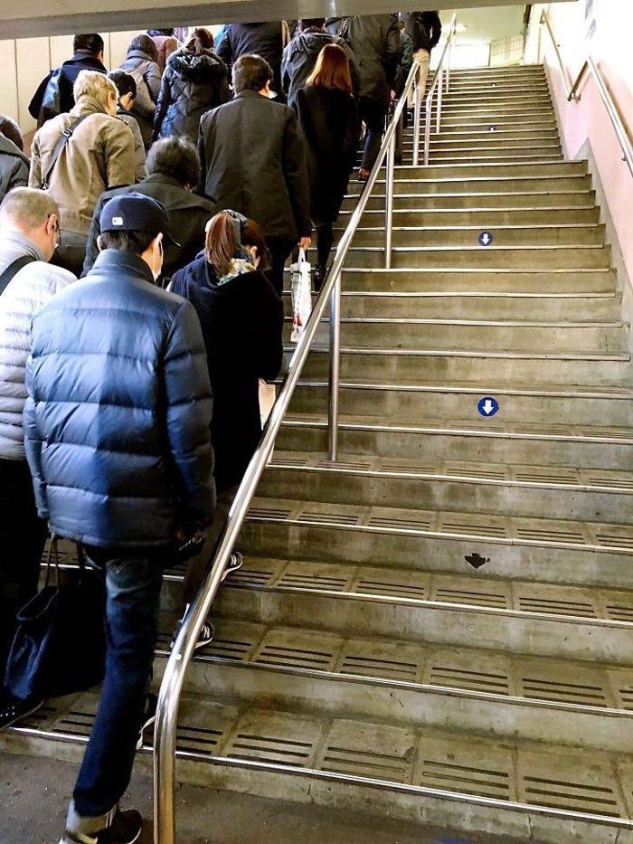 Người Nhật rất tôn trọng các quy tắc, điều này có thể được thấy bằng cách xem mọi người lên xuống cầu thang.