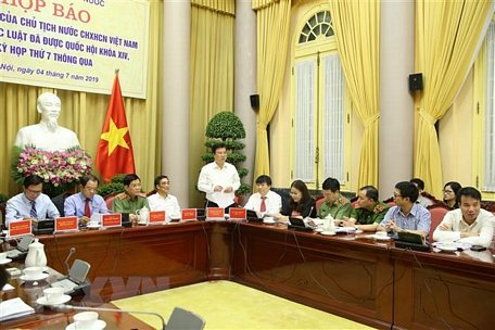 Thứ trưởng Bộ Giáo dục và Đào tạo Nguyễn Hữu Độ giới thiệu Luật Giáo dục. (Ảnh: Dương Giang/TTXVN)