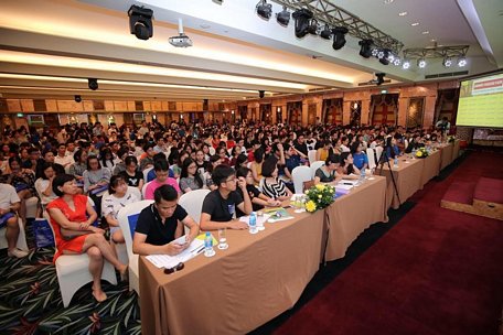 Rất đông học sinh, phụ huynh đã tham gia tọa đàm, lắng nghe các kinh nghiệm chuẩn bị hồ sơ du học. (Ảnh: PV/Vietnam+)