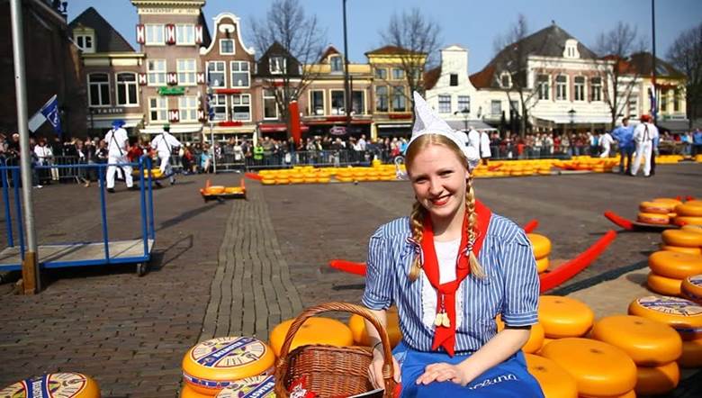 6. Chợ Pho Mát Alkmaar- Được tổ chức hàng năm ở quảng trường Waagplein tại Alkmaar, chợ pho mát Alkmaar là một trong những điểm du lịch không thể bỏ qua của các du khách khi đến với Hà Lan.