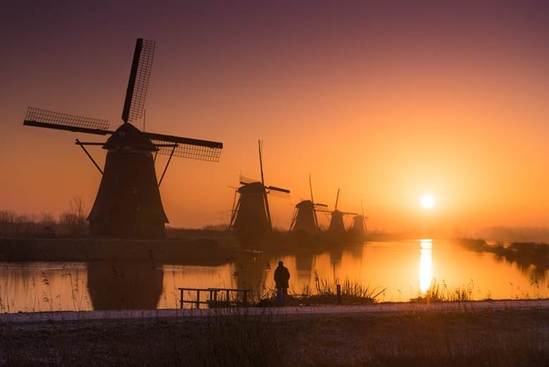   5. The Old Windmills of Kinderdijk- Nếu bạn là người thực sự thích thú những chiếc cối xay gió Kinderdijk, thì hãy tới đây vào khoảng thời gian từ tháng Tư cho đến hết tháng Mười hàng năm, vì khi ấy là khoảng thời gian mà một trong những đồ cổ này sẽ thực sự hoạt động đúng với những chức năng mà nó đã được tạo ra cách đây hơn 200 năm.